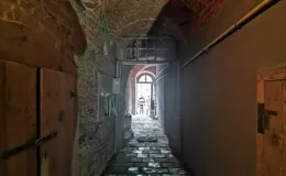 Sień ze sklepieniem i posadzką kamienną. 