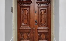 Plebania ewangelicko-augsburska widok na drzwi po renowacji.