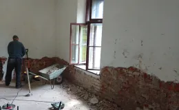 Synagoga cmentarna zrzucenie zawilgoconych tynków na zapleczu.