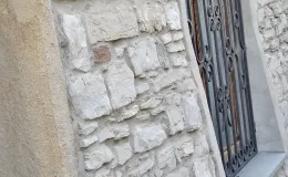 ul. Pankiewicza 2 widok fragmentu muru obronnego po konserwacji.