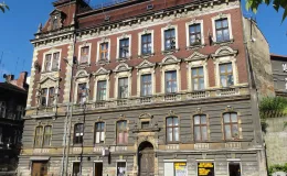 Zamkowa 8 widok przed remontem elewacji wschodniej.