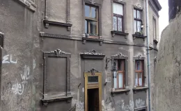 Zamkowa 8 widok przed remontem elewacji od ul. Schodowej.