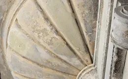 3 Maja 5 detal architektoniczno-sztukatorski podczas oczyszczania.