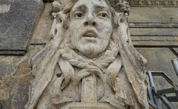 3 Maja 5 detal architektoniczno-sztukatorski podczas oczyszczania.