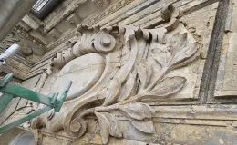 3 Maja 5 detal architektoniczno-sztukatorski podczas oczyszczania.