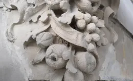 3 Maja 5 detal architektoniczno-sztukatorski podczas uzupełniania.