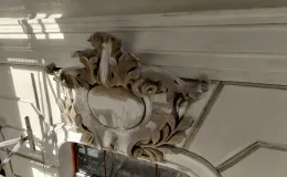 3 Maja 5 detal architektoniczno-sztukatorski podczas uzupełniania.