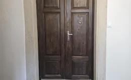 Ratuszowa 2, drzwi płycinowe w portalu kamiennym po konserwacji.