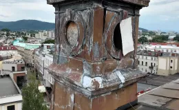 3 Maja 5 widok stanu sygnaturki na dachu przed remontem.