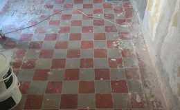 Ratuszowa 2 - wnętrze, korytarz komuniakacyjny przed remontem.