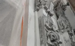 Ratuszowa 2 detal sztukatorski elewacji podczas czyszczenia.