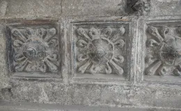 Ratuszowa 2 detal sztukatorski elewacji podczas czyszczenia.