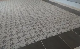 Synagoga cmentarna nowa posadzka przy węźle sanitarnym.