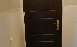 Synagoga cmentarna nowa stolarka drzwiowa z odczyszczonym nadprożem ceglanym.