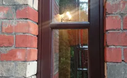 Synagoga cmentarna nowa stolarka okienna na zapleczu.