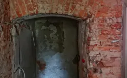 Synagoga cmentarna odsłonięcie nadproża i zrzucenie zawilgoconych tynków.