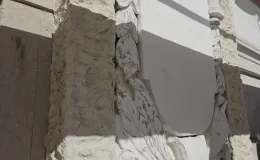 pl. św. Mikołaja 10 renowacja detalu sztukatorskiego.