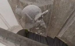 Cieszyńska 14 renowacja detalu sztukatorskiego na elewacji frontowej.