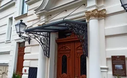 1 Maja 15 willa Karola Steffana portal wejściowy wraz z nowym zadaszeniem.