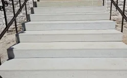 Kaplica na cmentarzu ewangelickim schody wejściowe po remoncie.