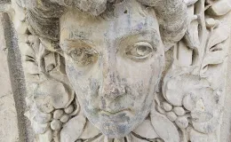 3 Maja 1a detal sztukatorski w trakcie czyszczenia.