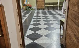 Kościół p.w. św. Małgorzaty po odtworzeniu posadzki stopnie do zakrystii.