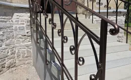 Kaplica na cmentarzu ewangelickim schody wejściowe po remoncie.