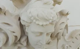 1 Maja 15 willa Karola Steffana detal sztukatorski w trakcie renowacji.