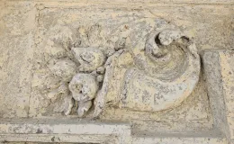 Cieszyńska 14 czyszczenie detalu sztukatorskiego na elewacji frontowej.