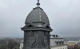 3 Maja 5 widok sygnaturki na dachu po remoncie.