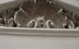 Cieszyńska 14 renowacja detalu sztukatorskiego na elewacji frontowej.