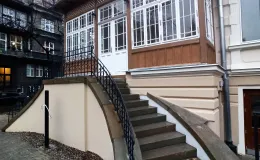 1 Maja 15 willa Karola Steffana ganek i schody po remoncie.