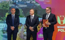 na zdjęciu osoby podczas konferencji