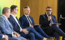 na zdjęciu osoby podczas konferencji