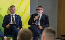 na zdjęciu osoby podczas konferencji