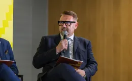 na zdjęciu osoby podczas konferencji