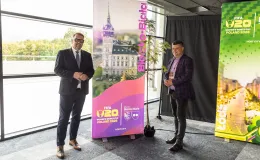 na zdjęciu osoby podczas konferencji