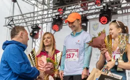 na zdjęciu osoby podczas biegu