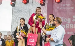 na zdjęciu osoby podczas biegu