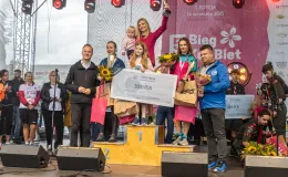 na zdjęciu osoby podczas biegu