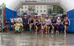 na zdjęciu osoby podczas biegu