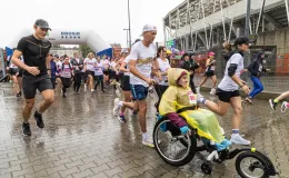 na zdjęciu osoby podczas biegu