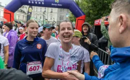 na zdjęciu osoby podczas biegu