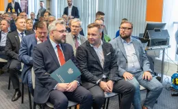 na zdjęciu osoby podczas targów