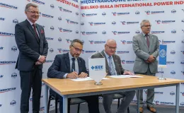 na zdjęciu osoby podczas targów