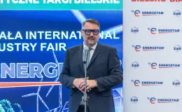 na zdjęciu osoby podczas targów