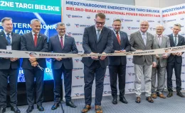 na zdjęciu osoby podczas targów