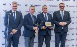 na zdjęciu osoby podczas targów