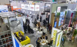 na zdjęciu osoby podczas targów