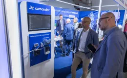 na zdjęciu osoby podczas targów